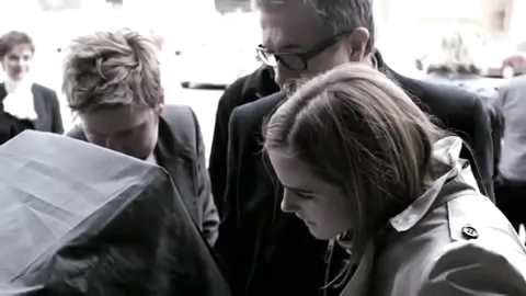 EmmaWatsonFan_dot_nl-2009BurberryCampaign0081.jpg EmmaWatsonFan_dot_nl-2009BurberryCampaign0081.jpg