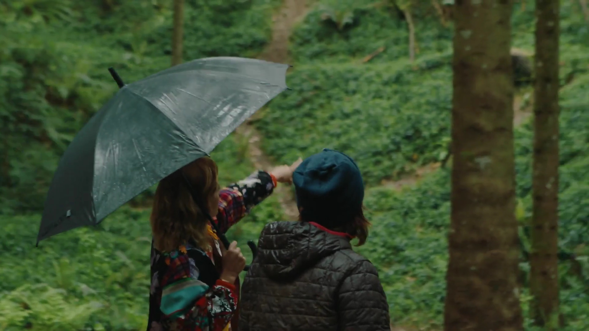 EmmaWatsonFan-dot-nl_2022PradaParadoxeFilm-MakingOf0149.jpg
