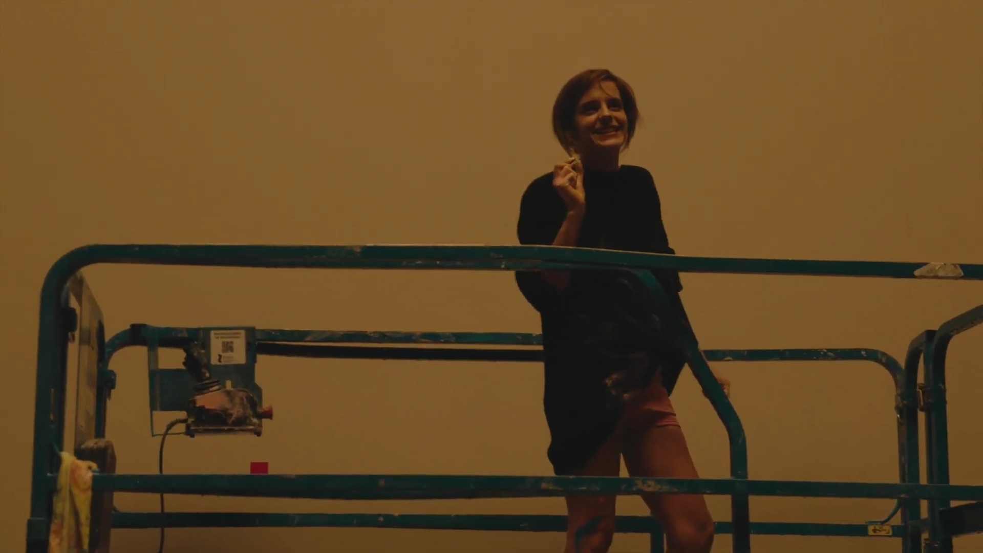 EmmaWatsonFan-dot-nl_2022PradaParadoxeFilm-MakingOf0254.jpg
