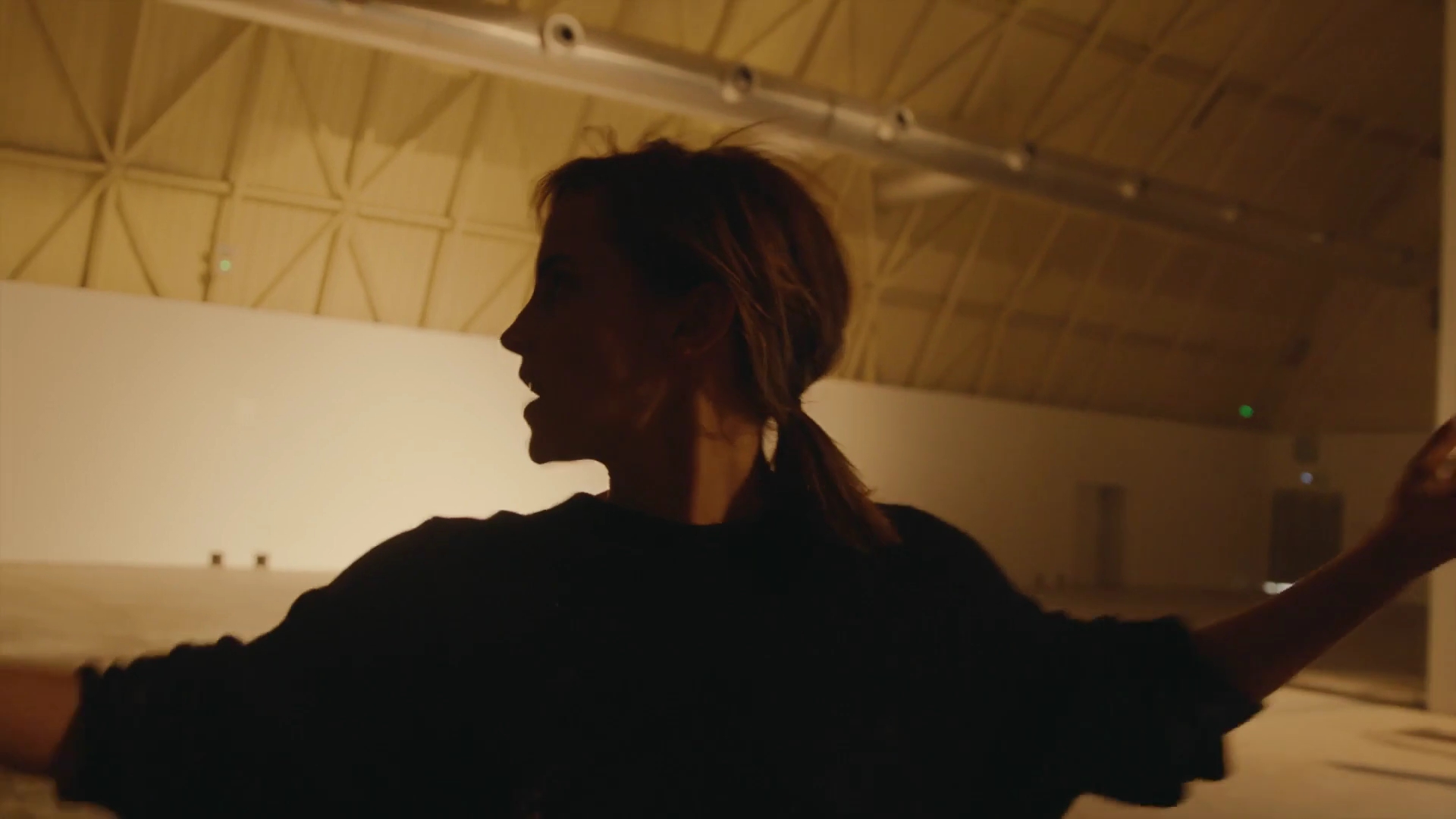 EmmaWatsonFan-dot-nl_2022PradaParadoxeFilm-MakingOf0262.jpg