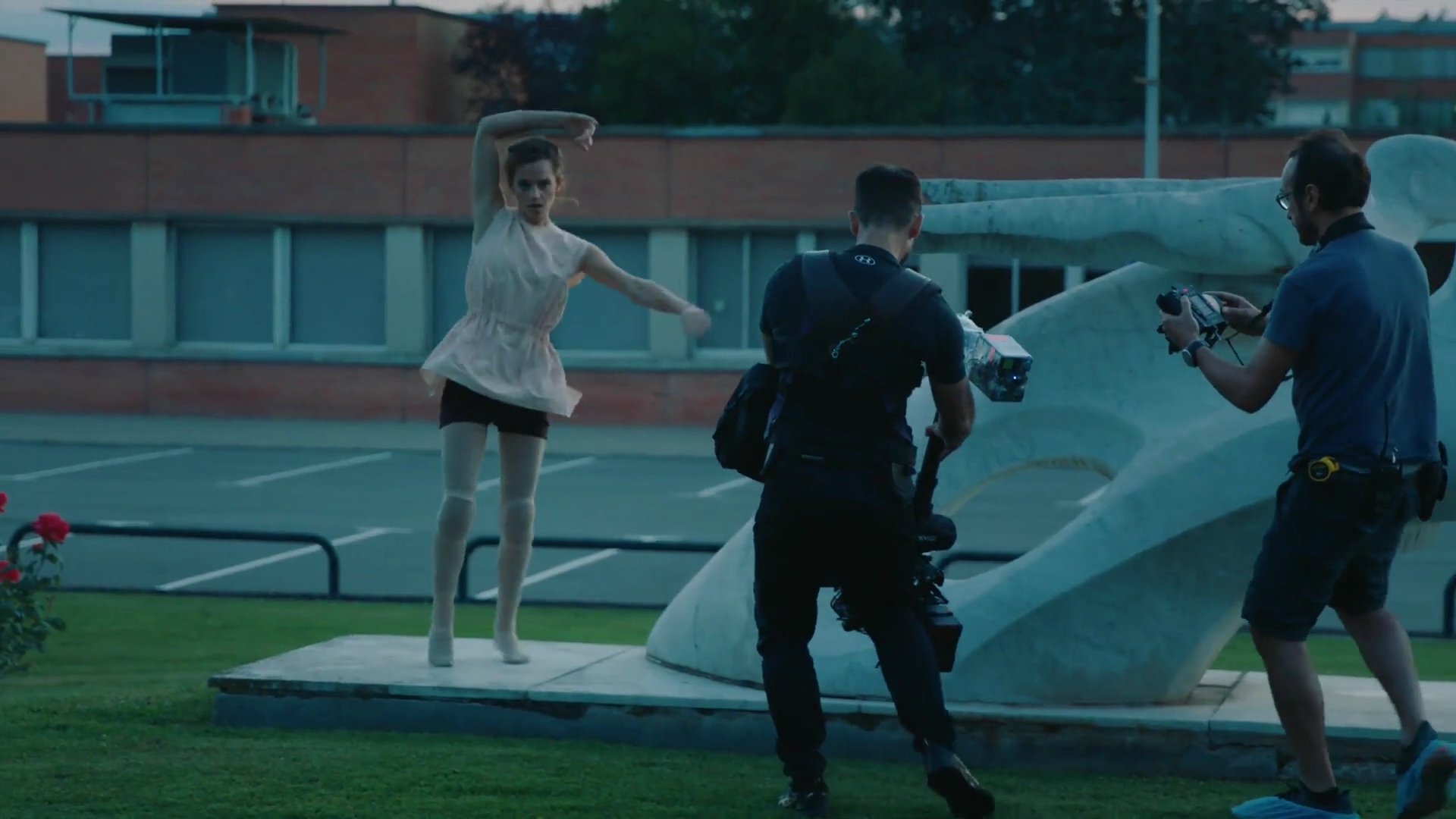EmmaWatsonFan-dot-nl_2022PradaParadoxeFilm-MakingOf0387.jpg
