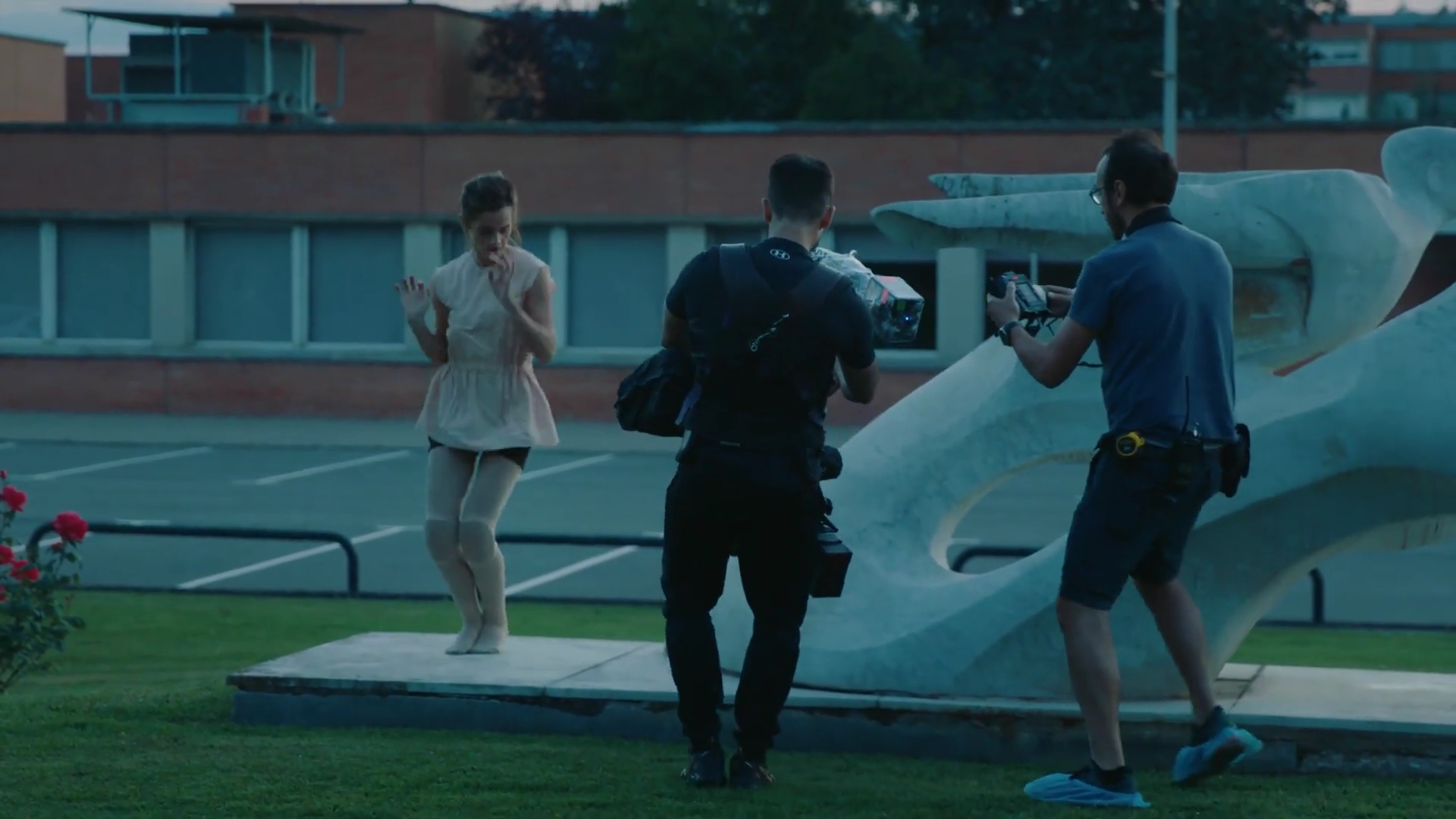 EmmaWatsonFan-dot-nl_2022PradaParadoxeFilm-MakingOf0392.jpg