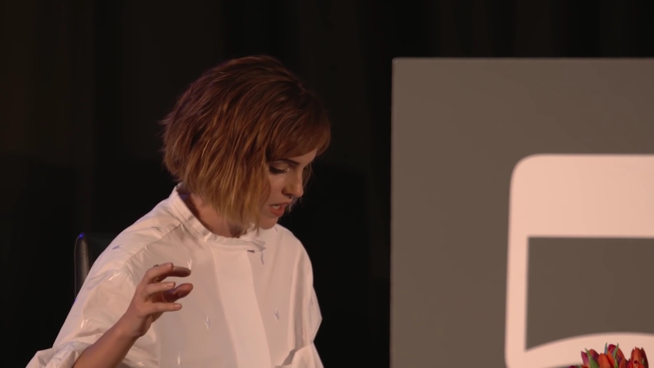 EmmaWatsonFan-nl_2016OurSharedShelf-InCoversationWithGloriaSteinem0961.jpg