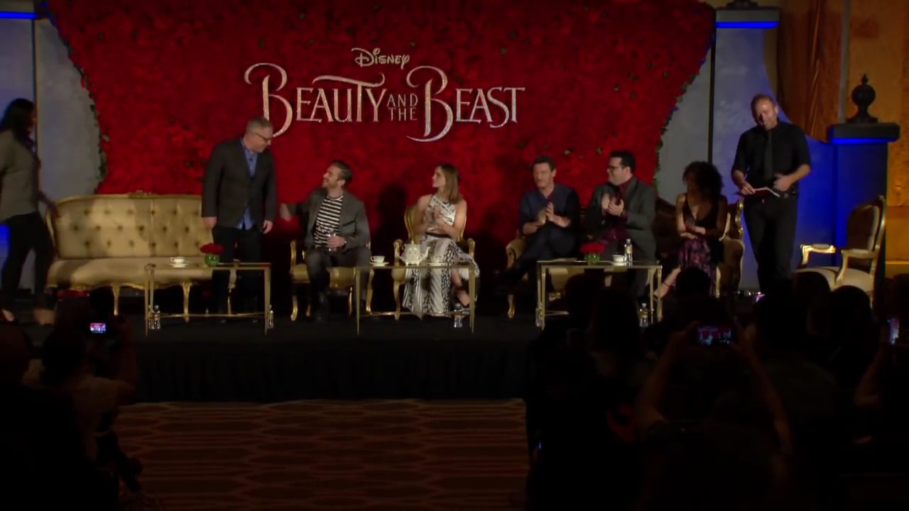 EmmaWatsonFan-dot-nl_BeautyAndTheBeastPersConferentieLA0040.jpg