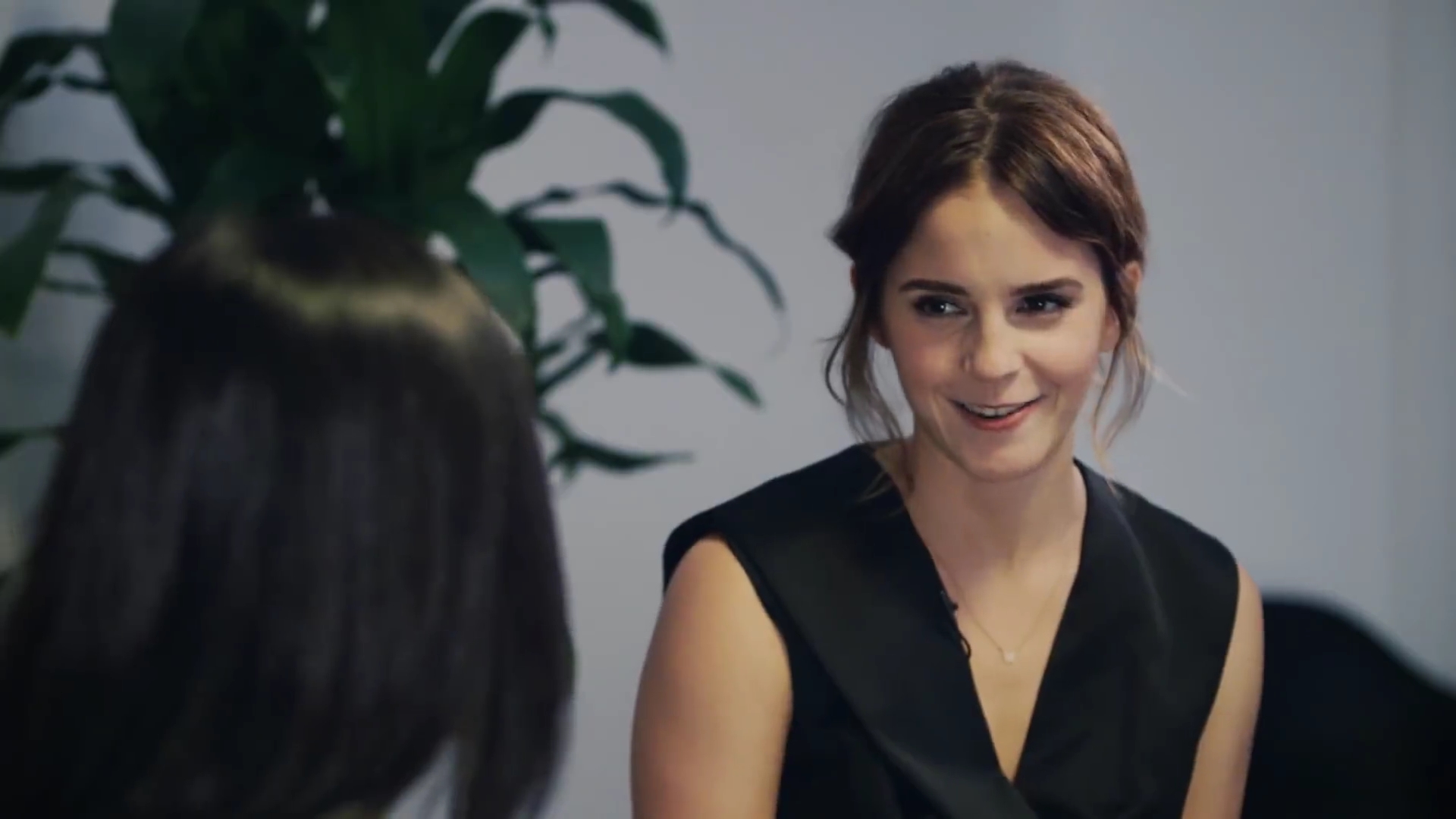 EmmaWatsonFan-dot-NL_2018OurSharedShelfWithRupiKaur0027.jpg EmmaWatsonFan-dot-NL_2018OurSharedShelfWithRupiKaur0027.jpg
