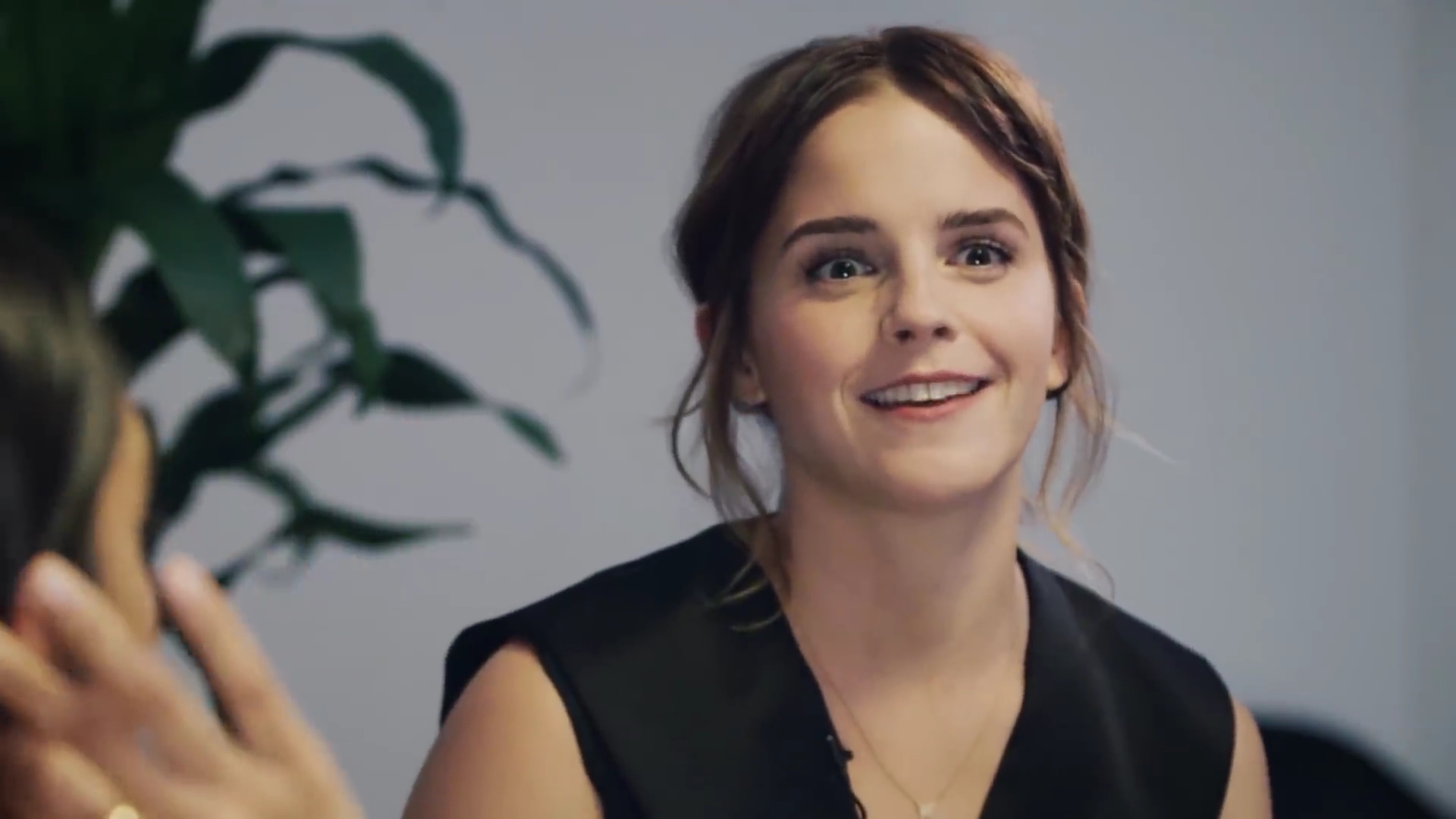 EmmaWatsonFan-dot-NL_2018OurSharedShelfWithRupiKaur0031.jpg