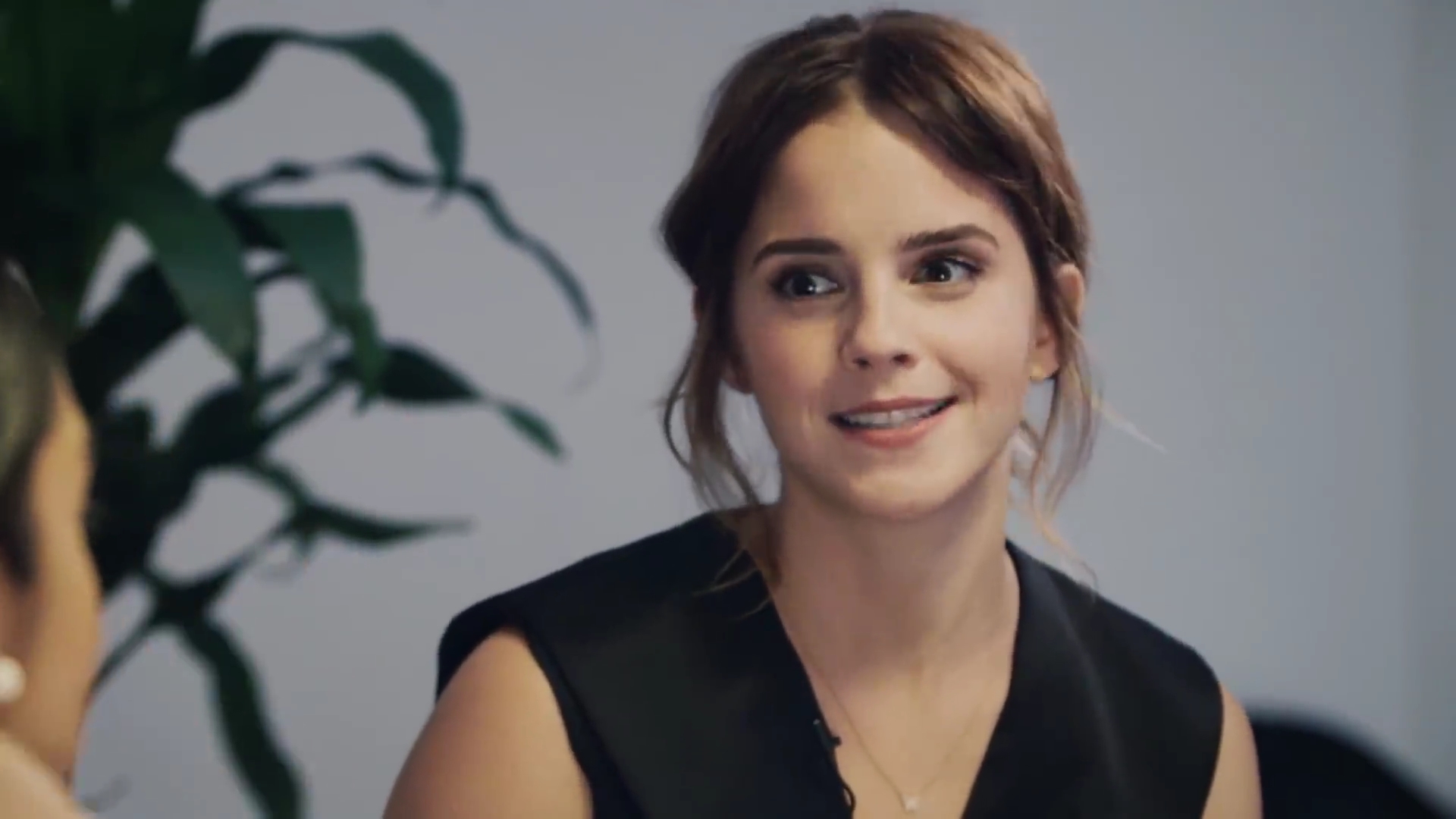EmmaWatsonFan-dot-NL_2018OurSharedShelfWithRupiKaur0032.jpg