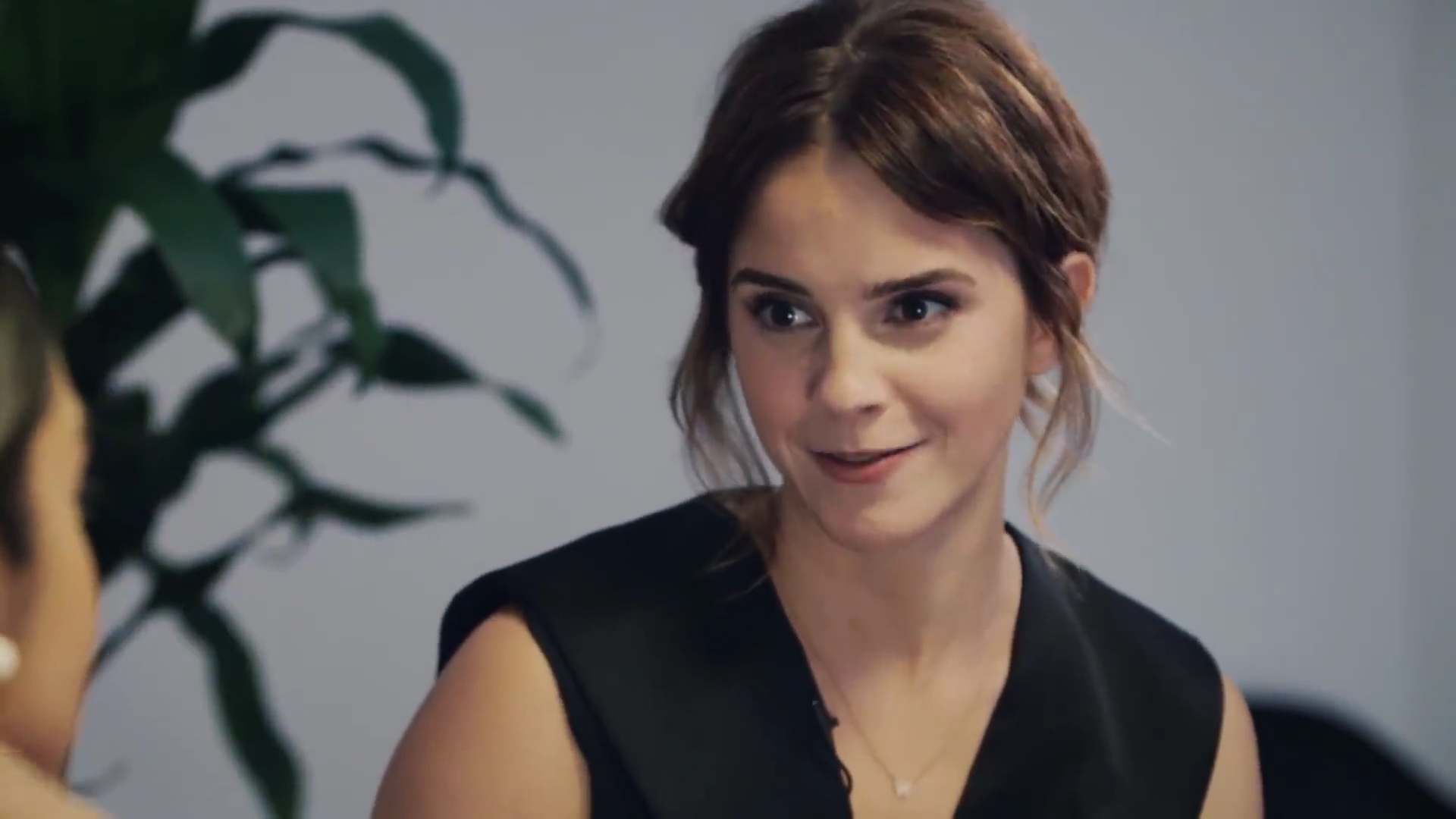 EmmaWatsonFan-dot-NL_2018OurSharedShelfWithRupiKaur0033.jpg