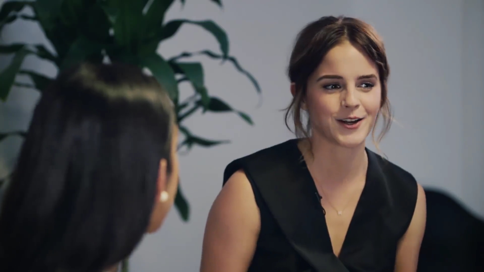 EmmaWatsonFan-dot-NL_2018OurSharedShelfWithRupiKaur0038.jpg EmmaWatsonFan-dot-NL_2018OurSharedShelfWithRupiKaur0038.jpg