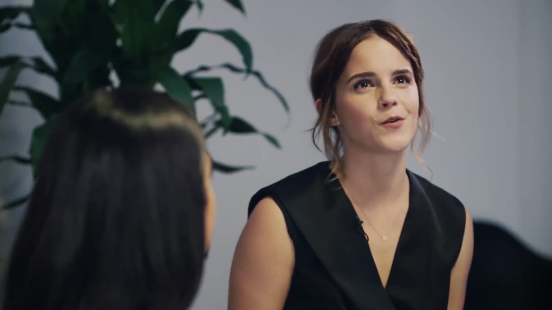 EmmaWatsonFan-dot-NL_2018OurSharedShelfWithRupiKaur0116.jpg