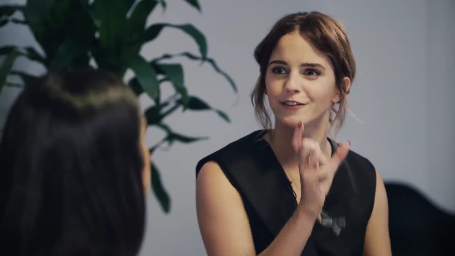 EmmaWatsonFan-dot-NL_2018OurSharedShelfWithRupiKaur0124.jpg