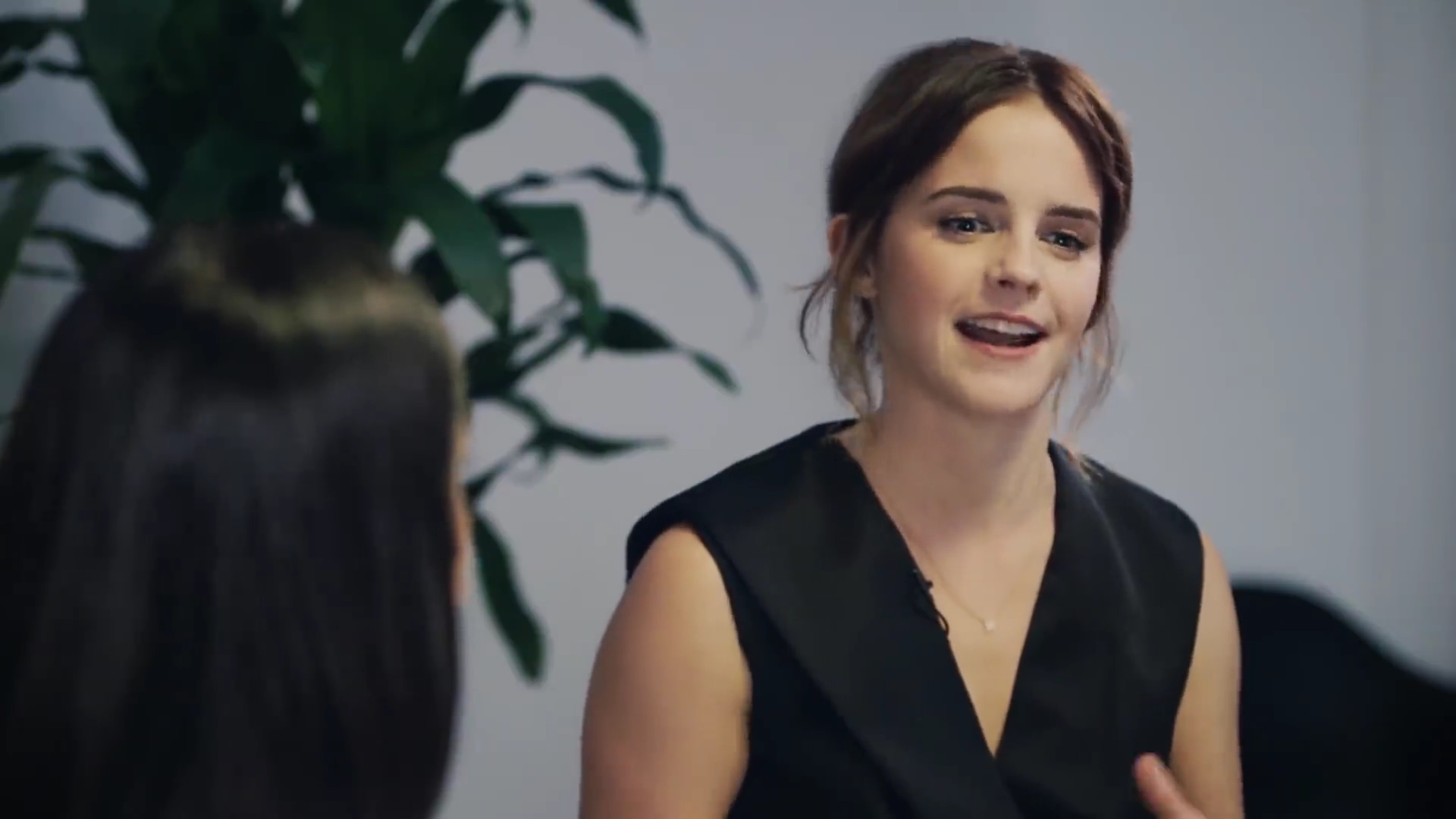EmmaWatsonFan-dot-NL_2018OurSharedShelfWithRupiKaur0128.jpg EmmaWatsonFan-dot-NL_2018OurSharedShelfWithRupiKaur0128.jpg