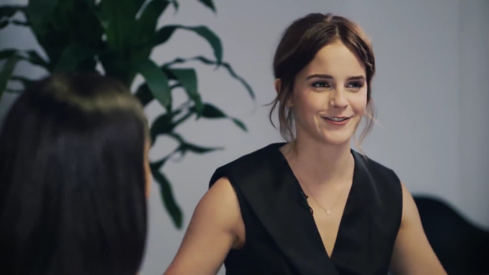EmmaWatsonFan-dot-NL_2018OurSharedShelfWithRupiKaur0131.jpg EmmaWatsonFan-dot-NL_2018OurSharedShelfWithRupiKaur0131.jpg