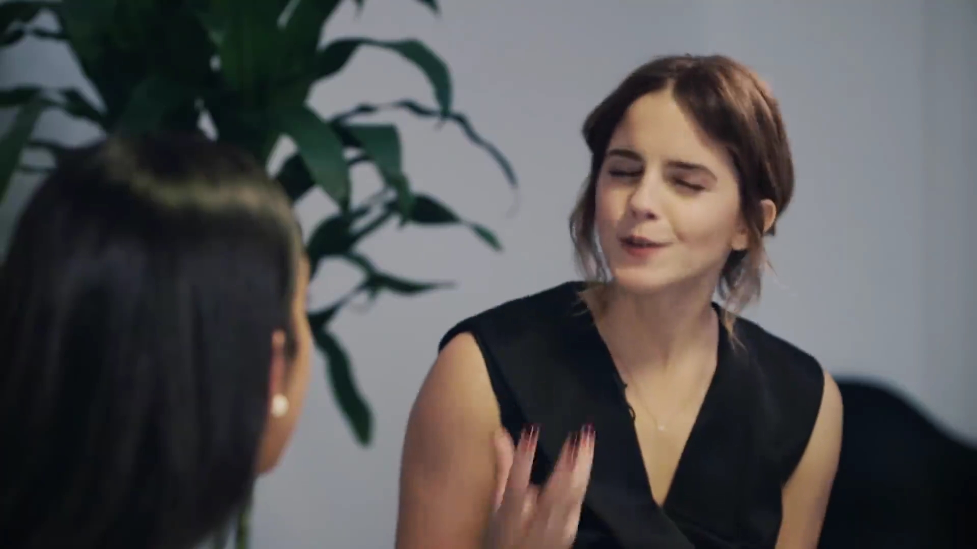 EmmaWatsonFan-dot-NL_2018OurSharedShelfWithRupiKaur0347.jpg EmmaWatsonFan-dot-NL_2018OurSharedShelfWithRupiKaur0347.jpg