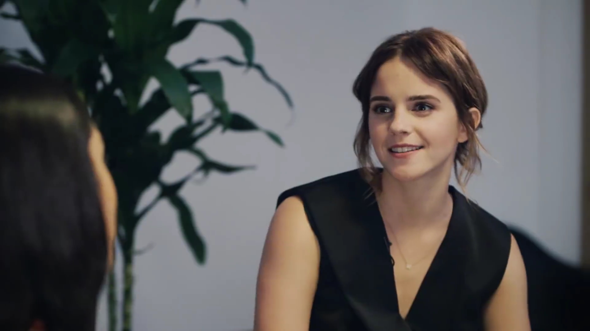 EmmaWatsonFan-dot-NL_2018OurSharedShelfWithRupiKaur0476.jpg