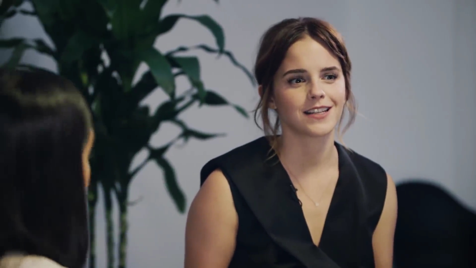 EmmaWatsonFan-dot-NL_2018OurSharedShelfWithRupiKaur0747.jpg