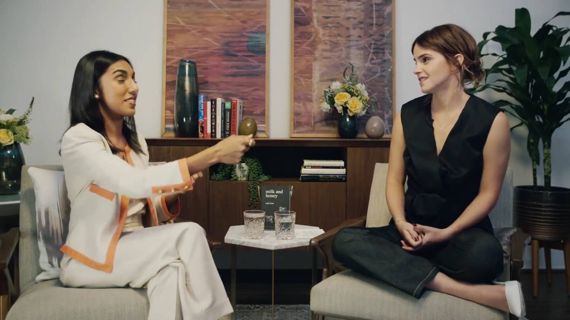 EmmaWatsonFan-dot-NL_2018OurSharedShelfWithRupiKaur0866.jpg