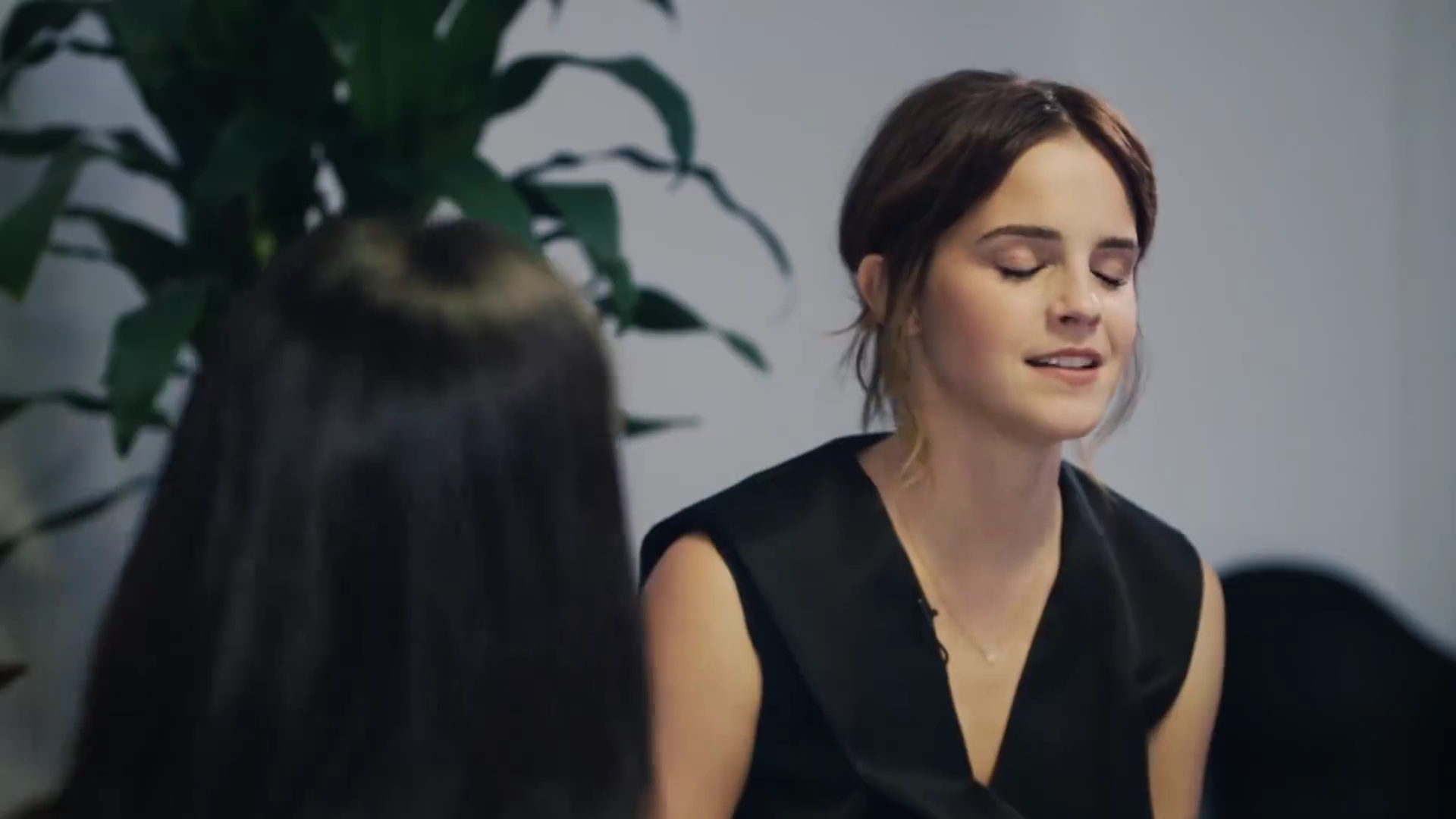 EmmaWatsonFan-dot-NL_2018OurSharedShelfWithRupiKaur1012.jpg EmmaWatsonFan-dot-NL_2018OurSharedShelfWithRupiKaur1012.jpg