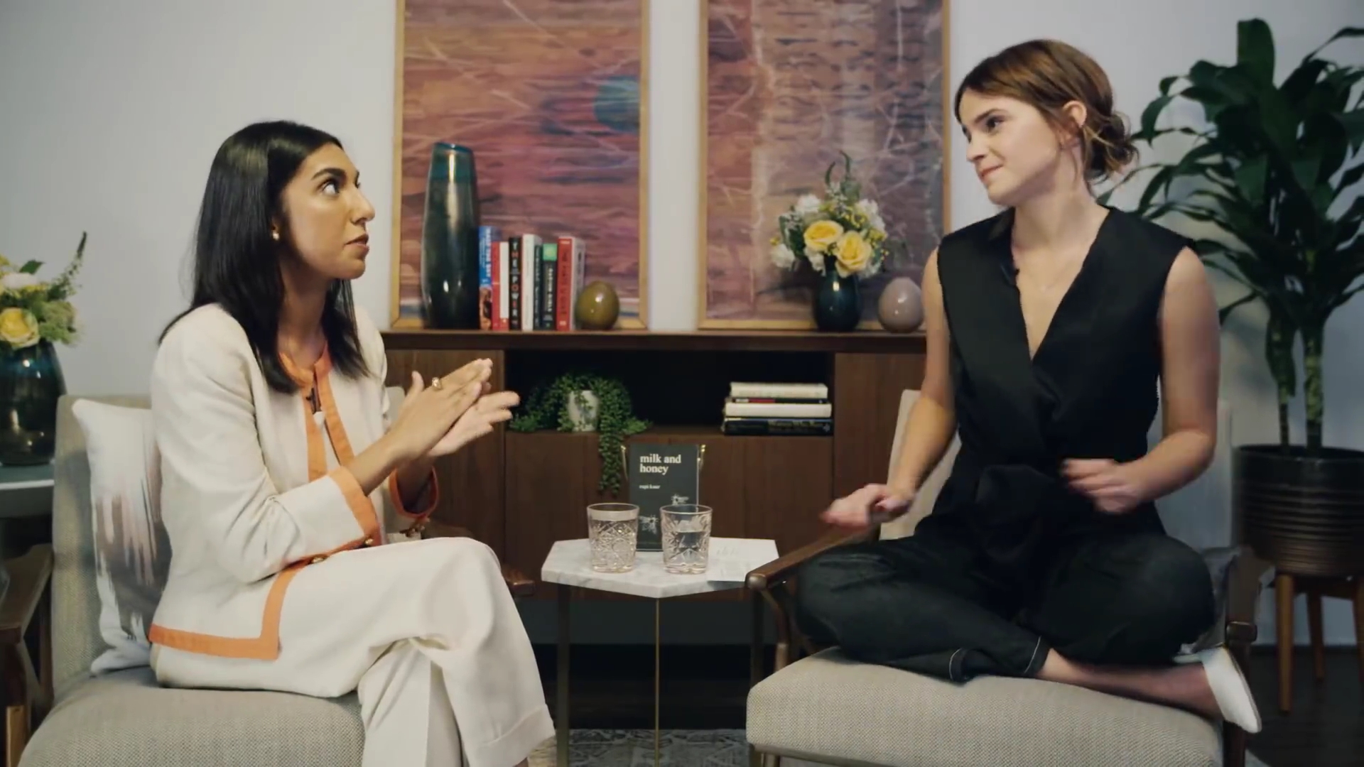 EmmaWatsonFan-dot-NL_2018OurSharedShelfWithRupiKaur1695.jpg