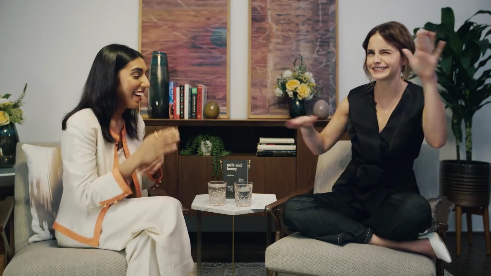 EmmaWatsonFan-dot-NL_2018OurSharedShelfWithRupiKaur1720.jpg EmmaWatsonFan-dot-NL_2018OurSharedShelfWithRupiKaur1720.jpg