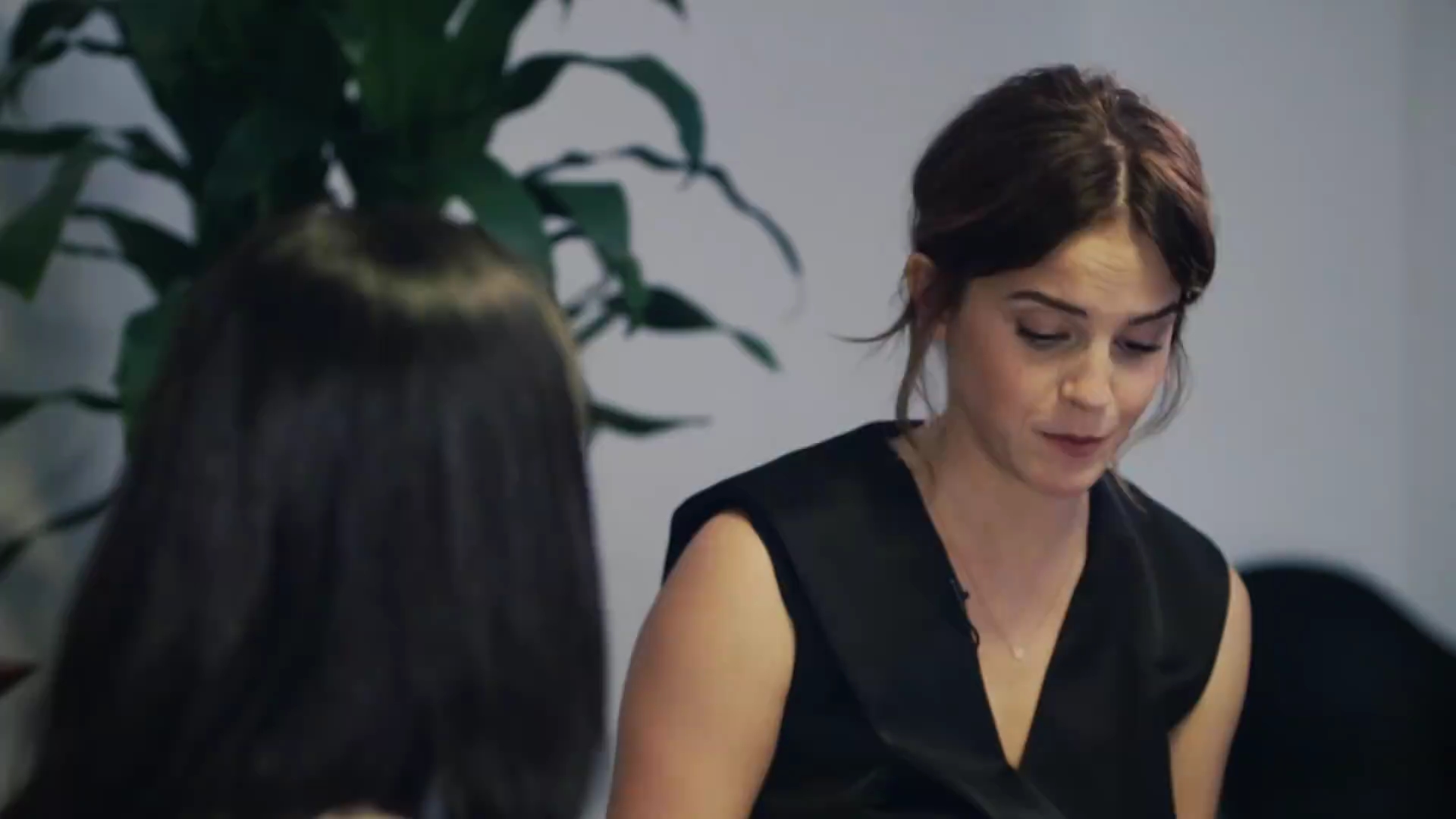 EmmaWatsonFan-dot-NL_2018OurSharedShelfWithRupiKaur2105.jpg EmmaWatsonFan-dot-NL_2018OurSharedShelfWithRupiKaur2105.jpg