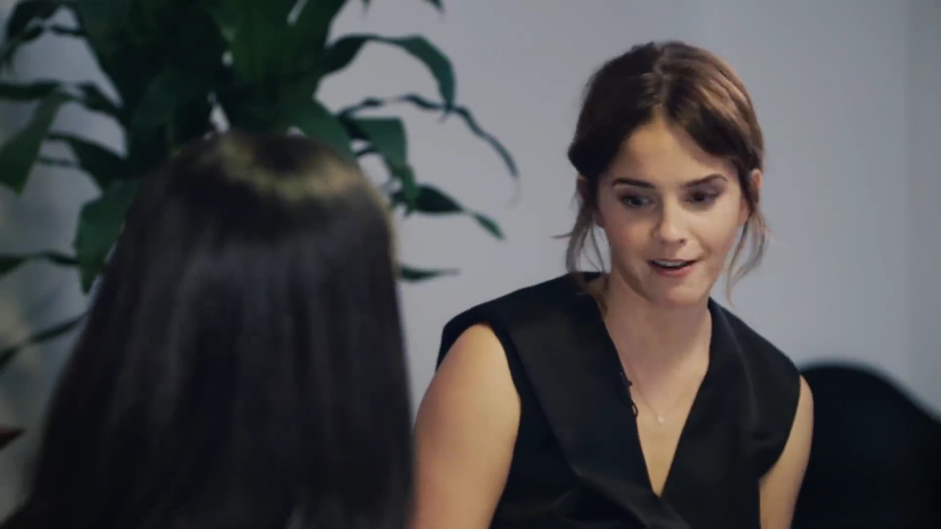 EmmaWatsonFan-dot-NL_2018OurSharedShelfWithRupiKaur2106.jpg