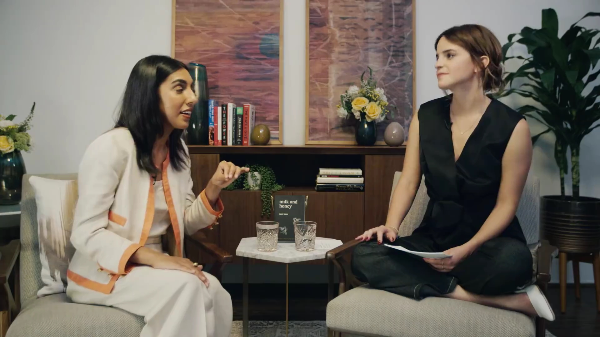 EmmaWatsonFan-dot-NL_2018OurSharedShelfWithRupiKaur2131.jpg