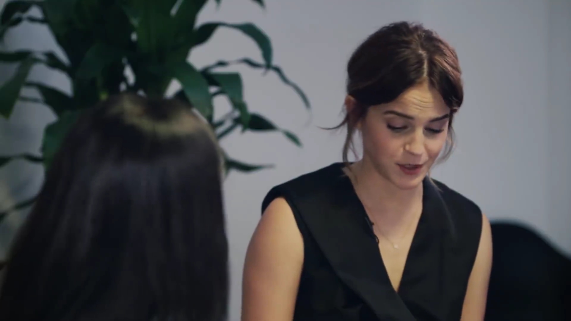 EmmaWatsonFan-dot-NL_2018OurSharedShelfWithRupiKaur2250.jpg