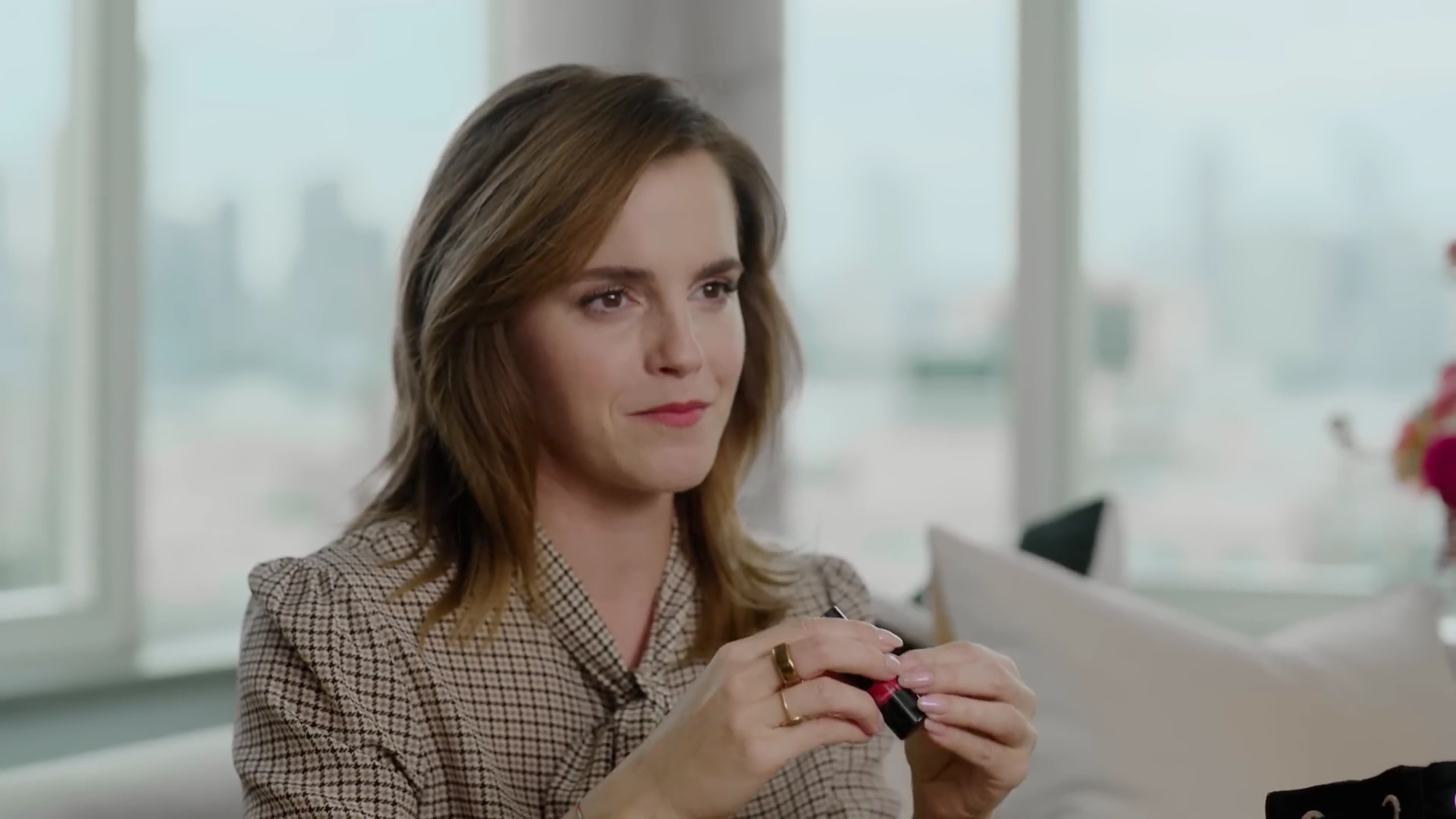 EmmaWatsonFan-dot-nl-2023Vouge-InsideEmmasPradaBackpack0125.jpg