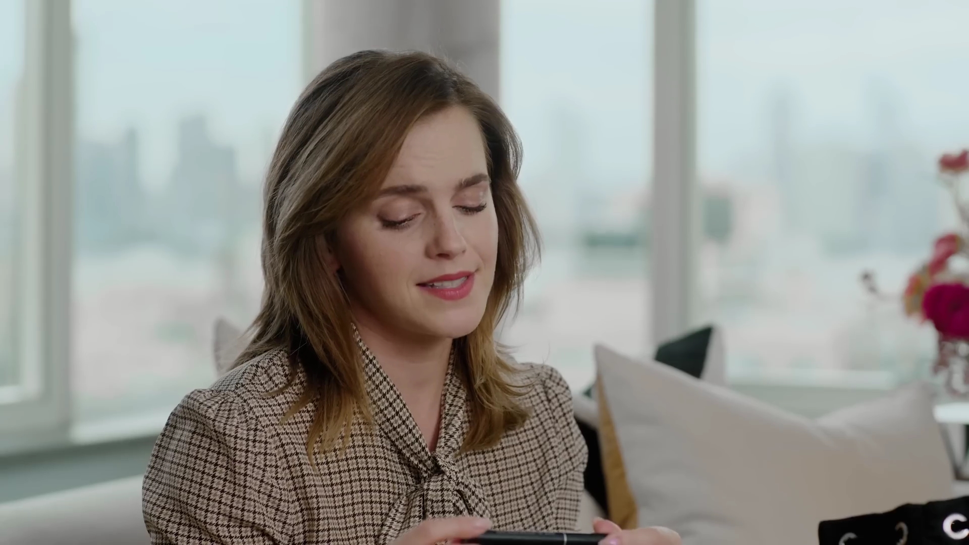 EmmaWatsonFan-dot-nl-2023Vouge-InsideEmmasPradaBackpack0149.jpg