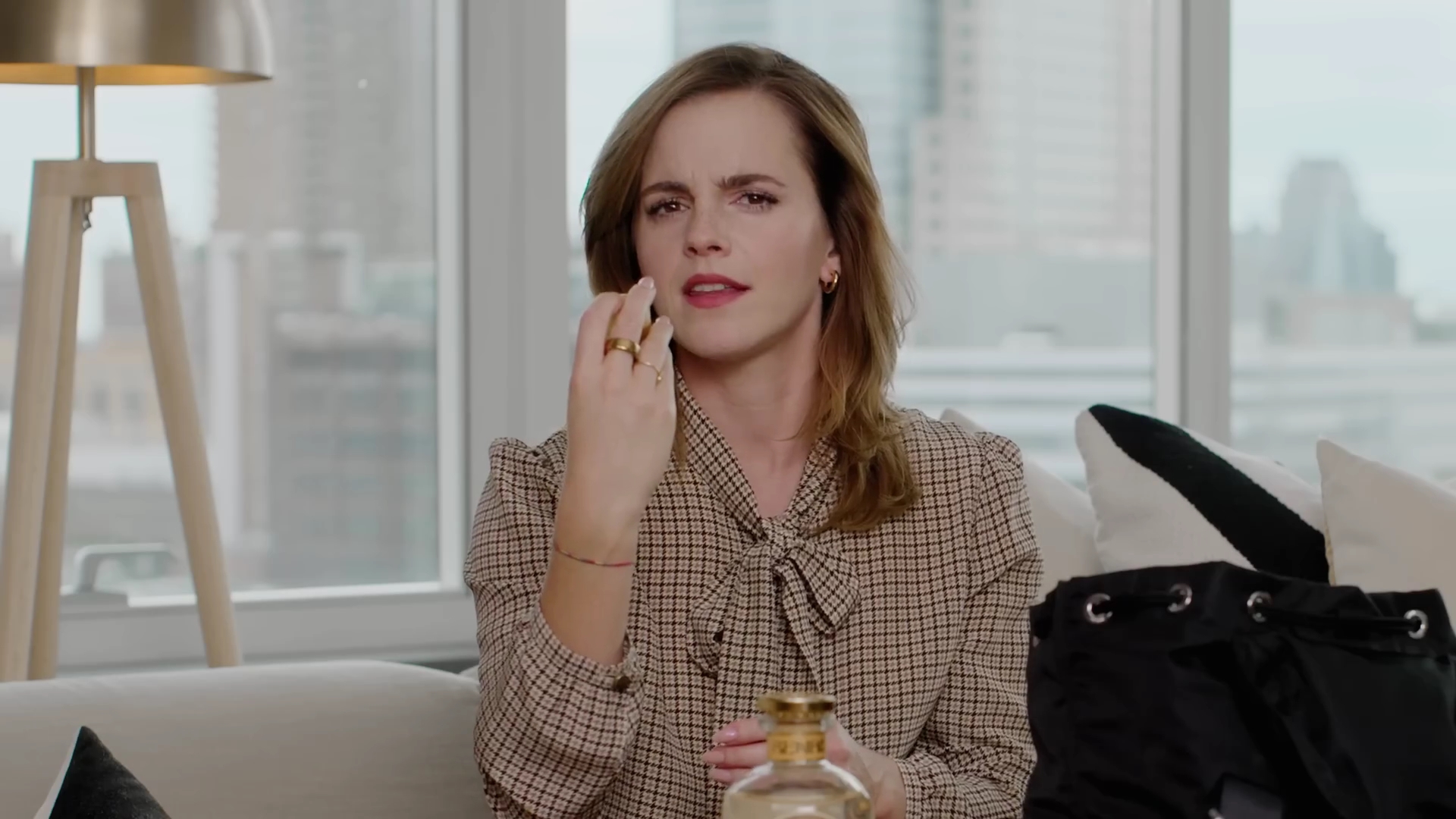 EmmaWatsonFan-dot-nl-2023Vouge-InsideEmmasPradaBackpack0171.jpg