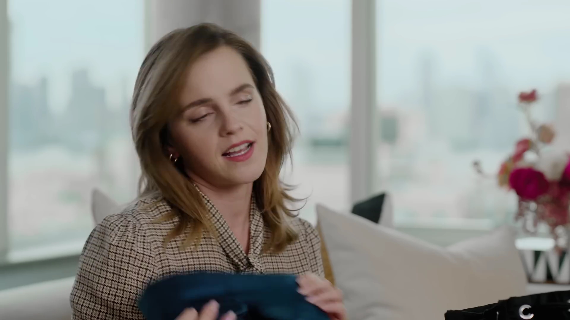 EmmaWatsonFan-dot-nl-2023Vouge-InsideEmmasPradaBackpack0185.jpg