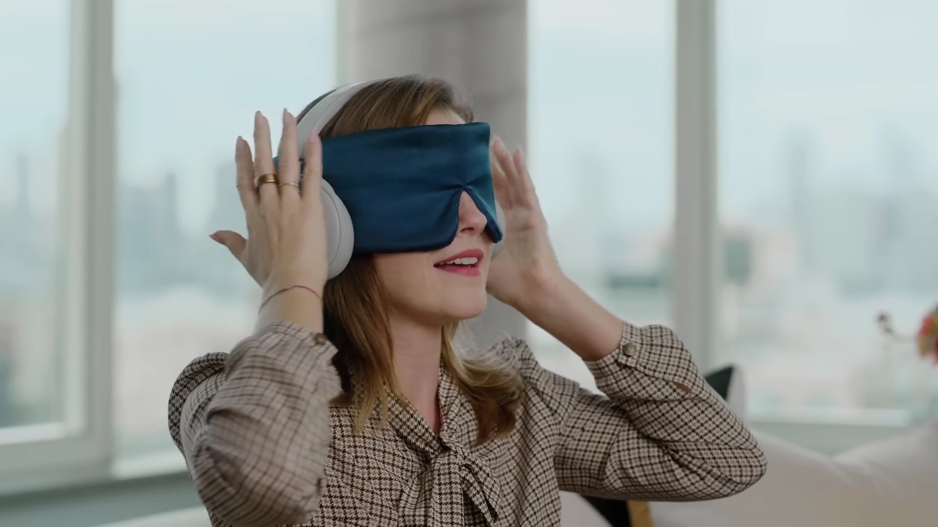 EmmaWatsonFan-dot-nl-2023Vouge-InsideEmmasPradaBackpack0202.jpg