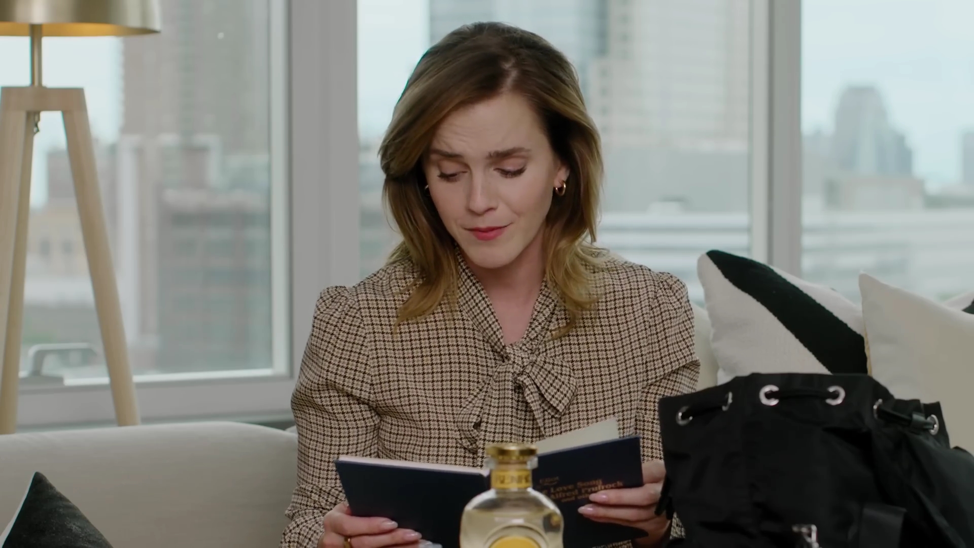 EmmaWatsonFan-dot-nl-2023Vouge-InsideEmmasPradaBackpack0250.jpg