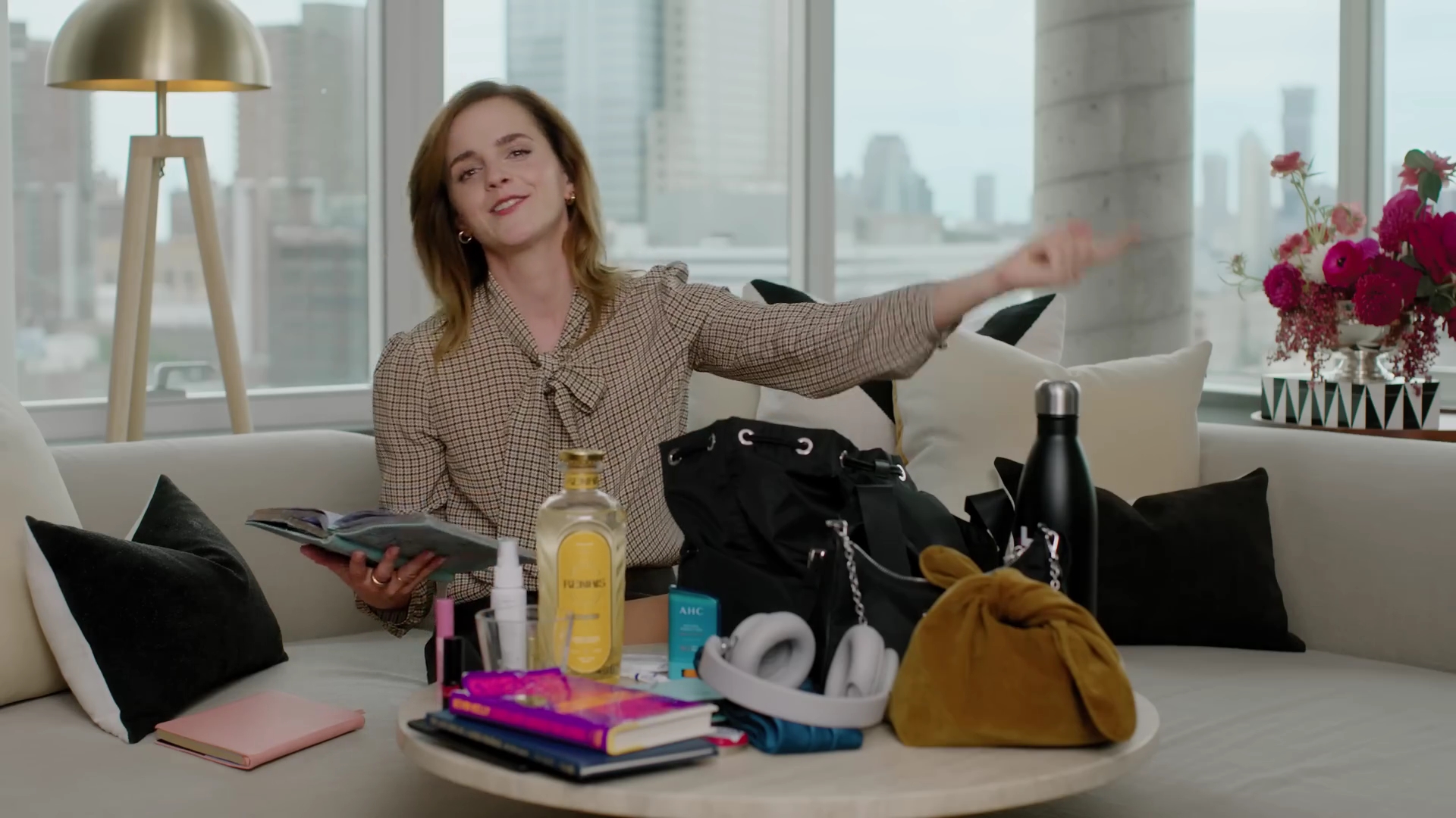 EmmaWatsonFan-dot-nl-2023Vouge-InsideEmmasPradaBackpack0303.jpg