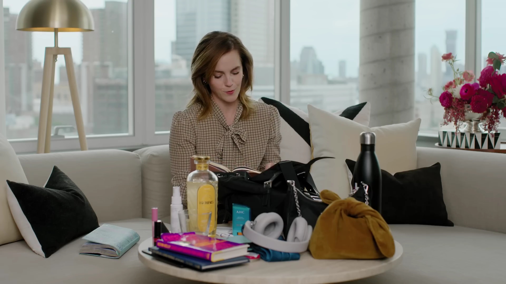 EmmaWatsonFan-dot-nl-2023Vouge-InsideEmmasPradaBackpack0329.jpg