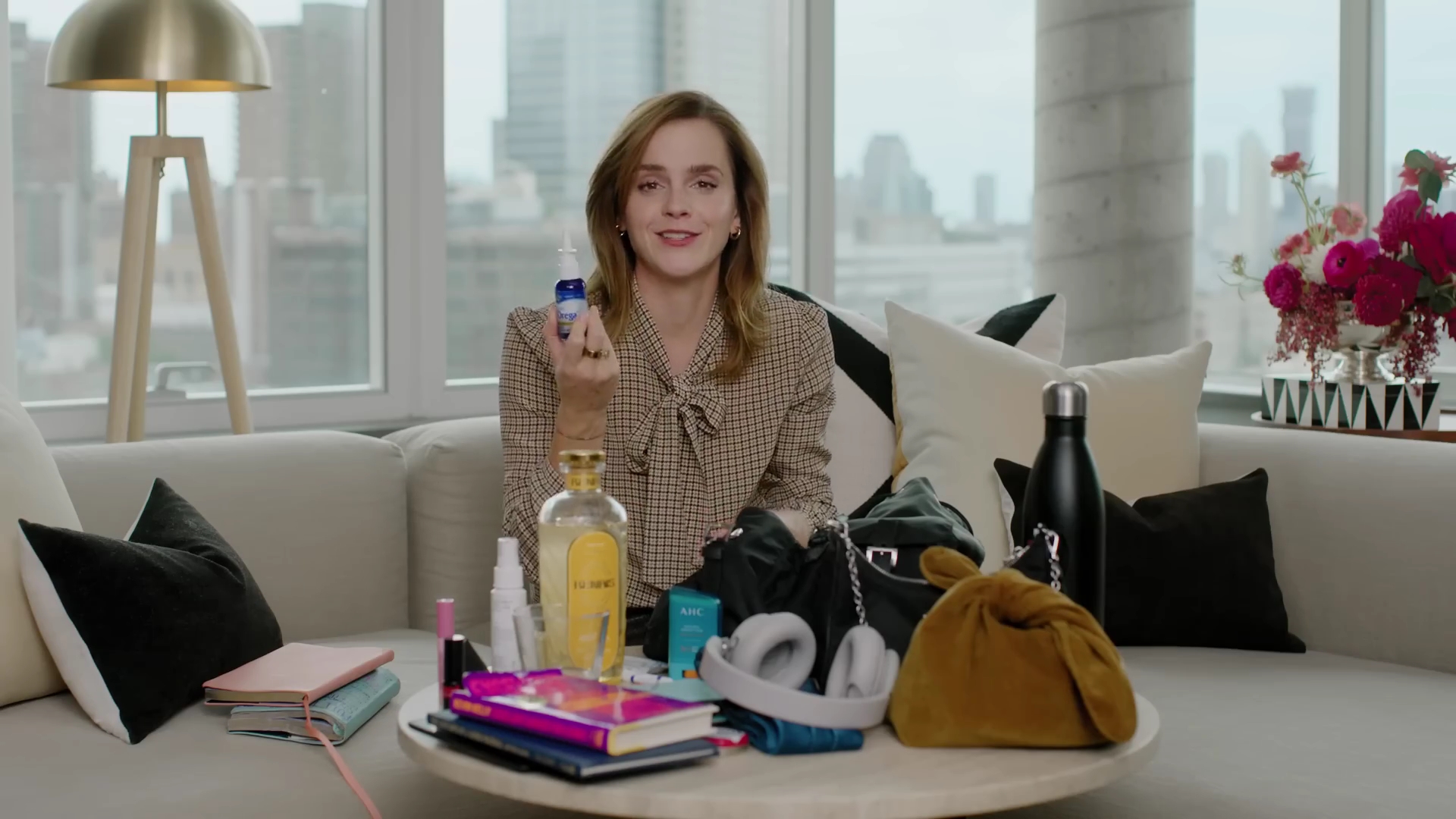 EmmaWatsonFan-dot-nl-2023Vouge-InsideEmmasPradaBackpack0339.jpg