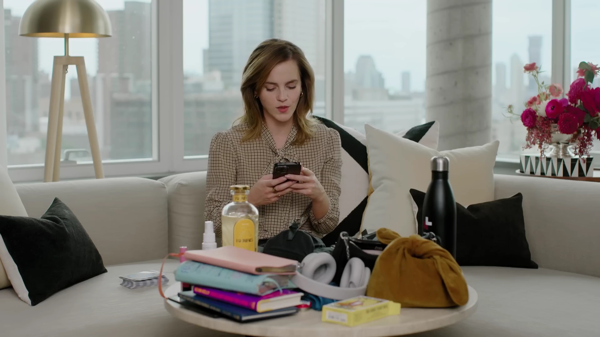 EmmaWatsonFan-dot-nl-2023Vouge-InsideEmmasPradaBackpack0396.jpg
