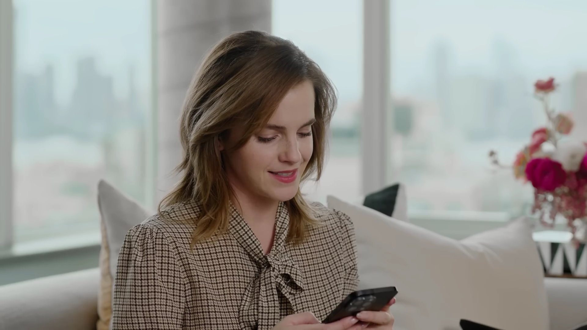 EmmaWatsonFan-dot-nl-2023Vouge-InsideEmmasPradaBackpack0399.jpg