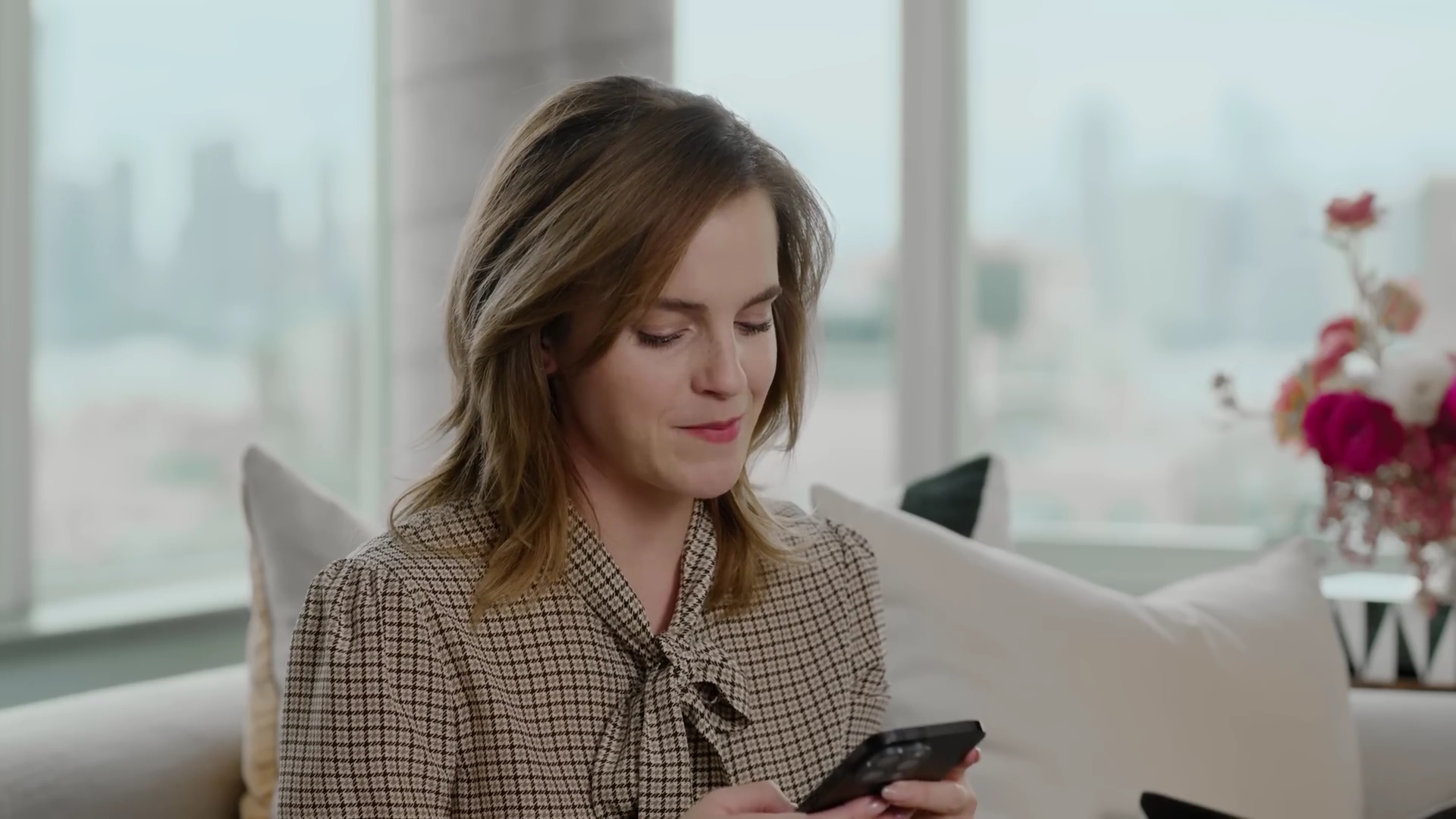 EmmaWatsonFan-dot-nl-2023Vouge-InsideEmmasPradaBackpack0400.jpg