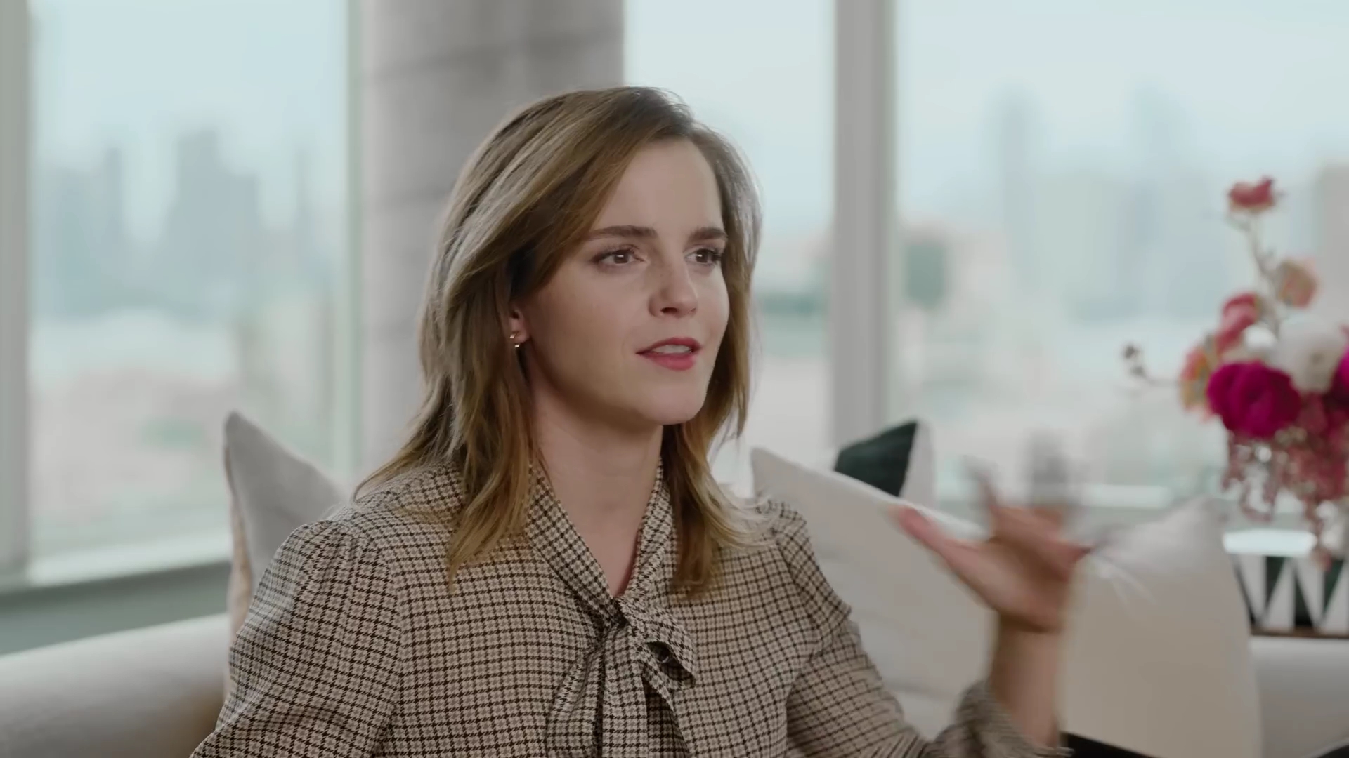 EmmaWatsonFan-dot-nl-2023Vouge-InsideEmmasPradaBackpack0416.jpg
