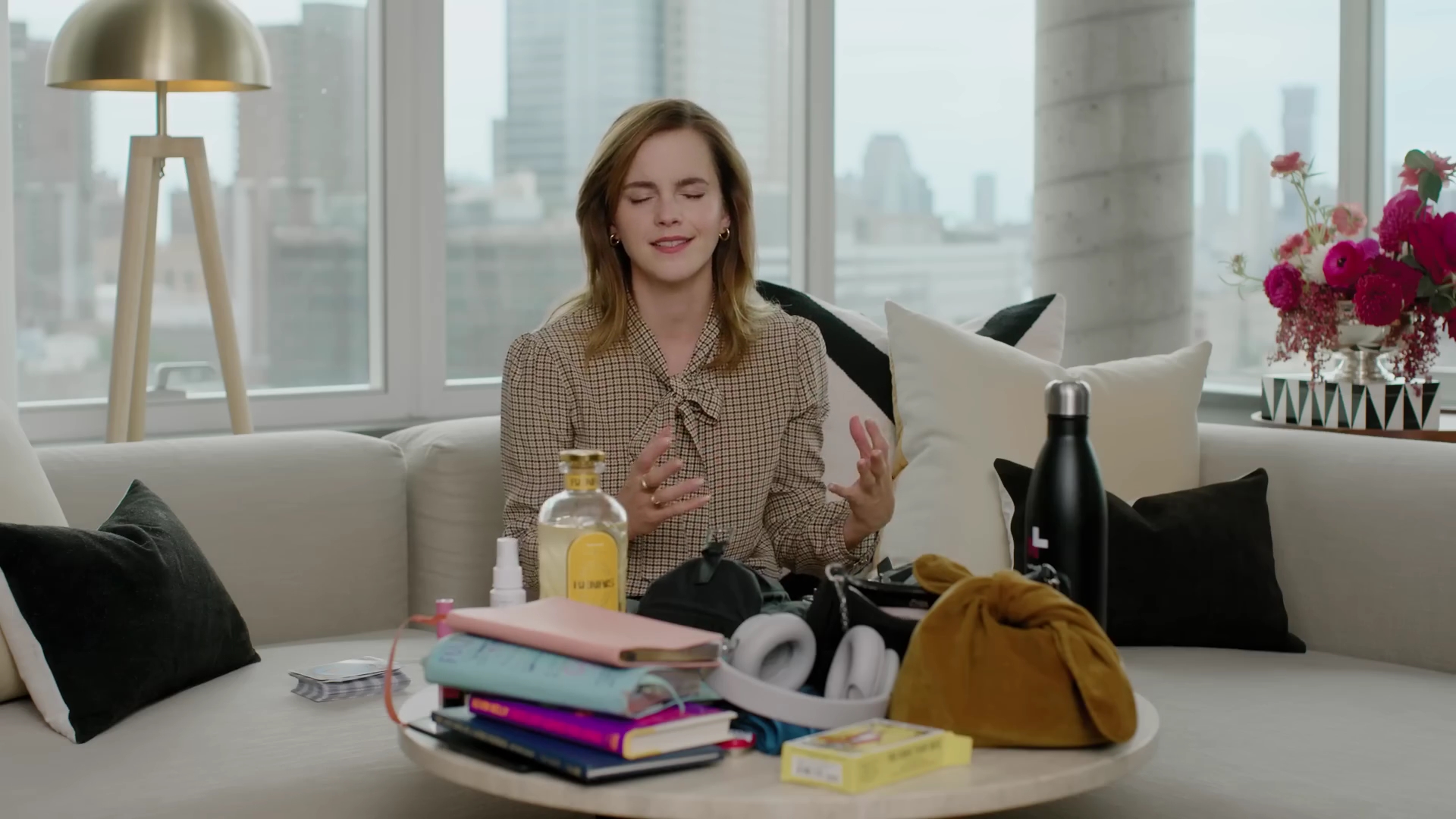 EmmaWatsonFan-dot-nl-2023Vouge-InsideEmmasPradaBackpack0420.jpg