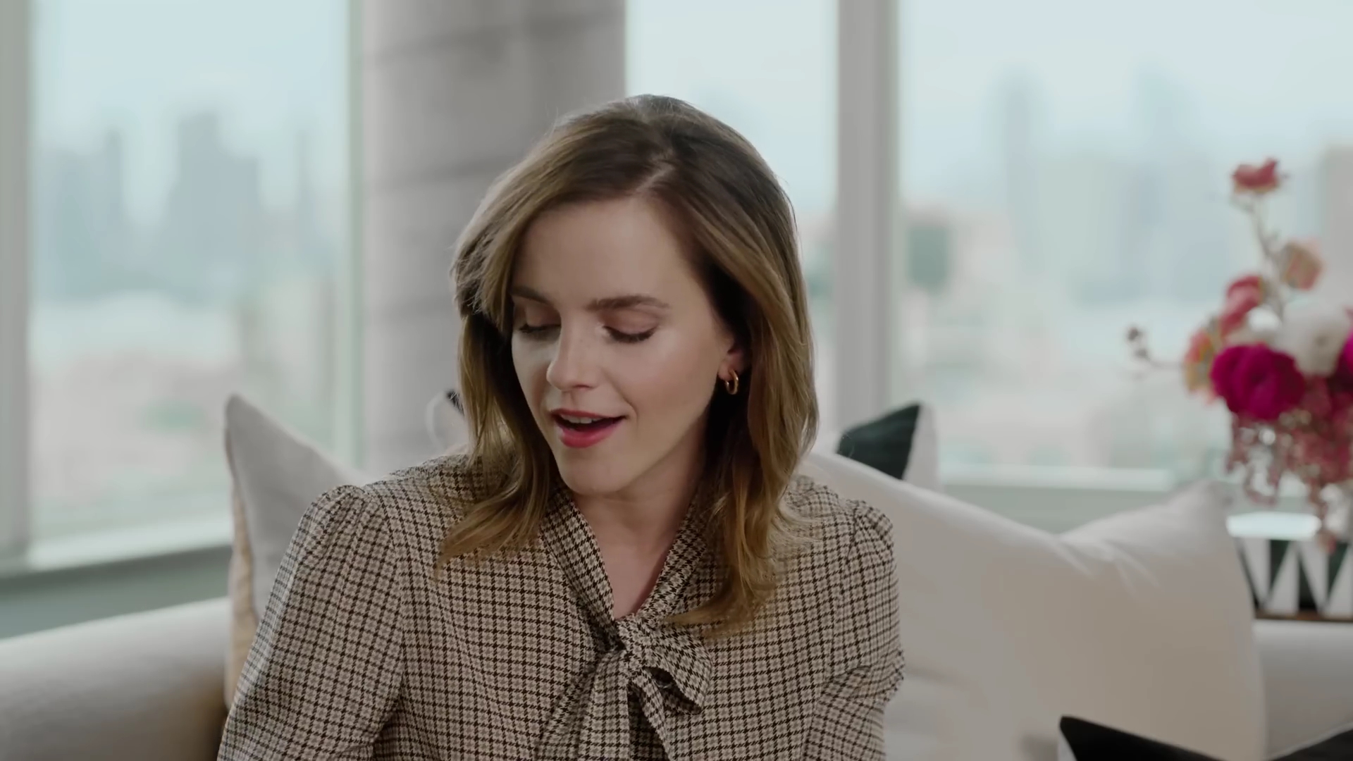 EmmaWatsonFan-dot-nl-2023Vouge-InsideEmmasPradaBackpack0421.jpg