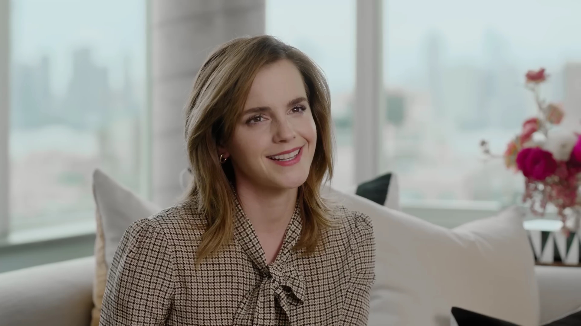 EmmaWatsonFan-dot-nl-2023Vouge-InsideEmmasPradaBackpack0423.jpg