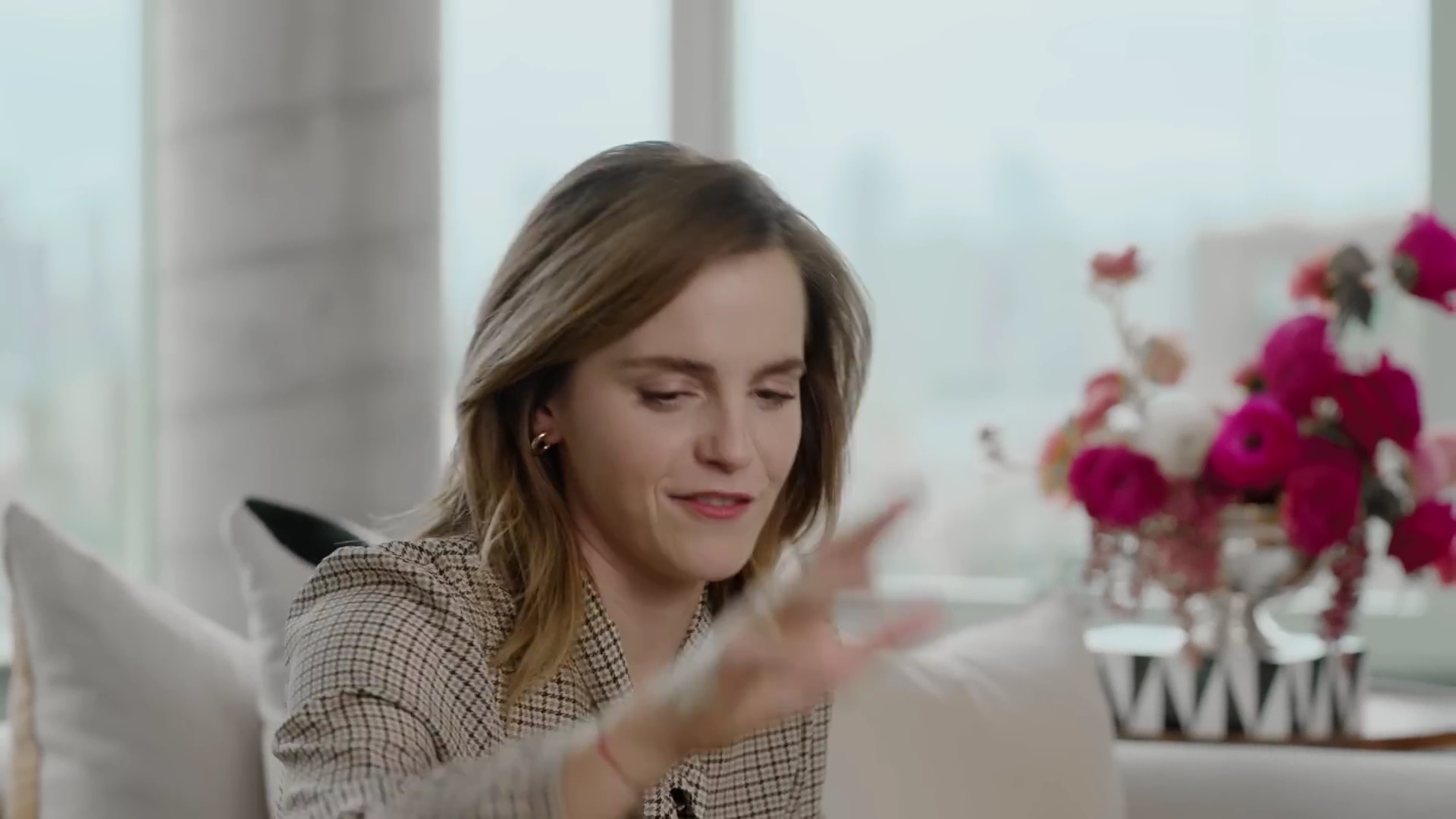 EmmaWatsonFan-dot-nl-2023Vouge-InsideEmmasPradaBackpack0448.jpg