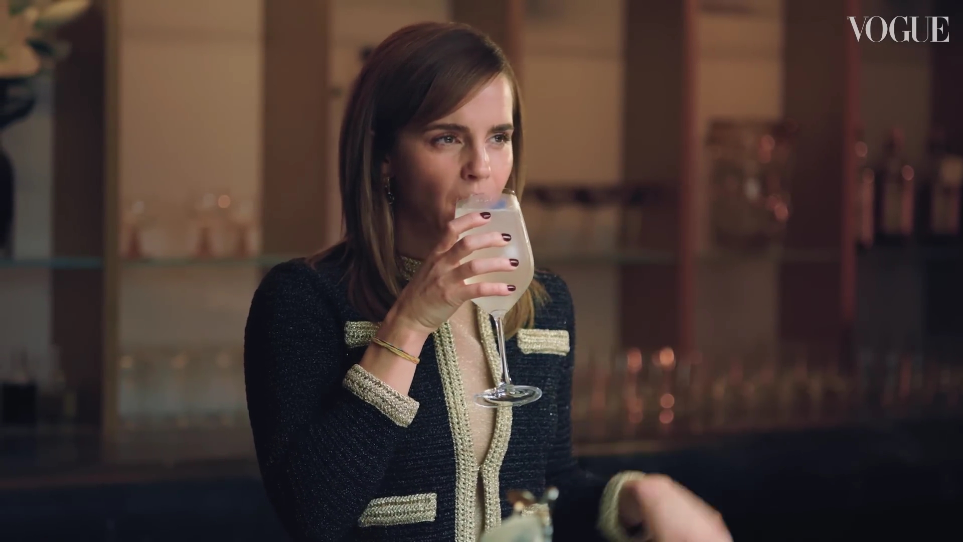 EmmaWatsonFan-dot-nl-2023VougeUK-MakingCocktails0643.jpg
