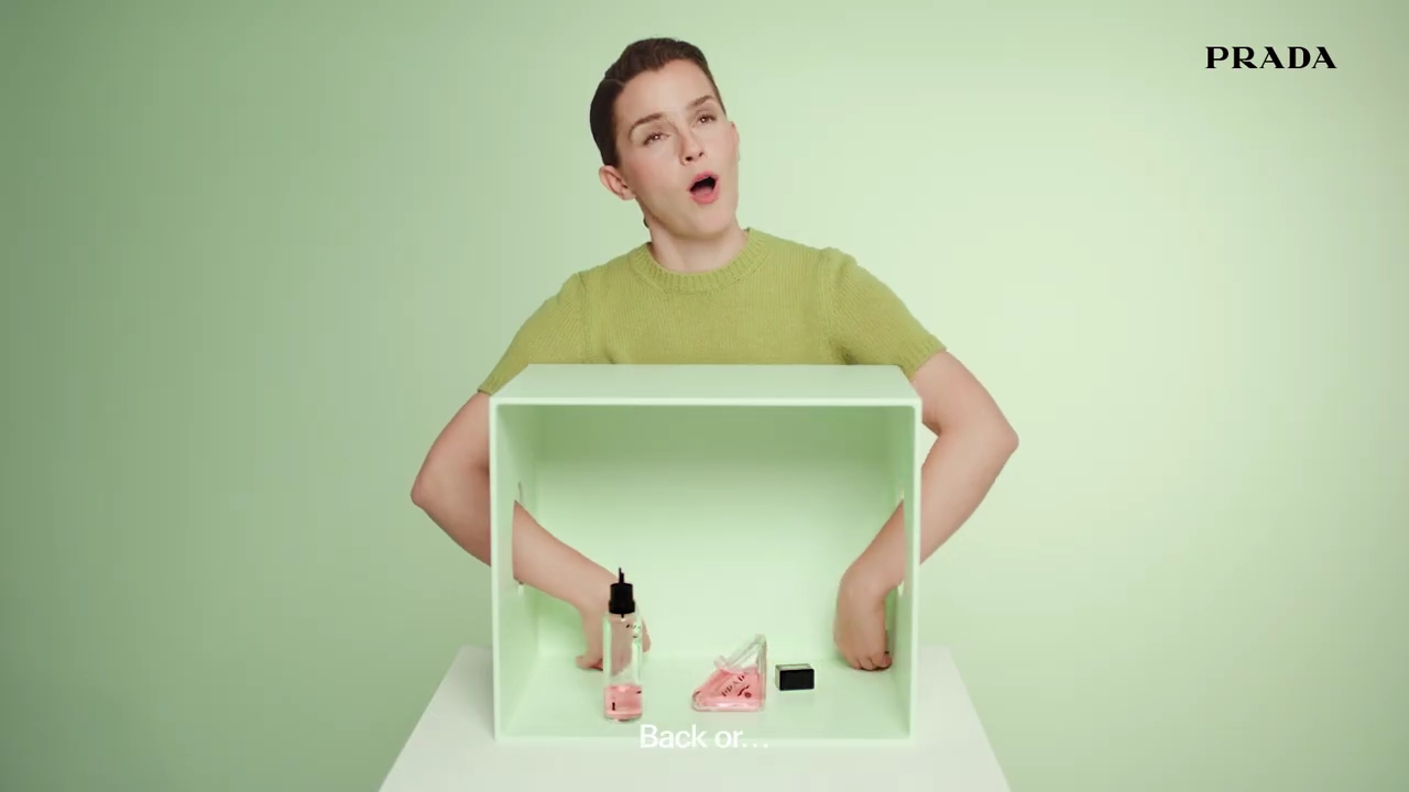 EmmaWatsonFan-dot-nl_PRADAPARADOXE-RefillyourfragrancewithEmmaWatson0104.jpg