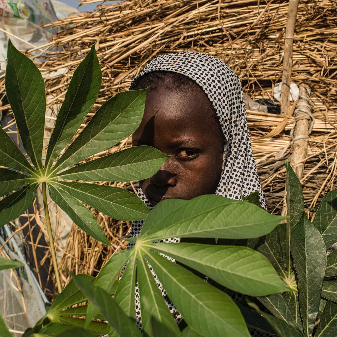 08 maart 2018: Photo and words by @newshatavakolian (Newsha Tavakolian) | In 2017, I met Fatima at the Muna camp in northeastern Nigeria. She was this fragile girl, who did not even have the chance to talk, as her brother was quick to jump in and answer my questions. I could see a certain heaviness in her eyes. Displaced by the Boko Haram, 9-year-old Fatima and her family had been living in makeshift huts in Maiduguri for 18 months. They struggled for their most basic needs, crawling into windowless huts to sleep at night. It was so hot outside that I could not breathe well as I walked through the camp area. Men, women, and children sat outside with blank gazes in their eyes, staring into the horizon, waiting for a miracle.

#PressforProgress #InternationalWomensDay #IWD2018 #WomensHistoryMonth #NatGeoWomen 
