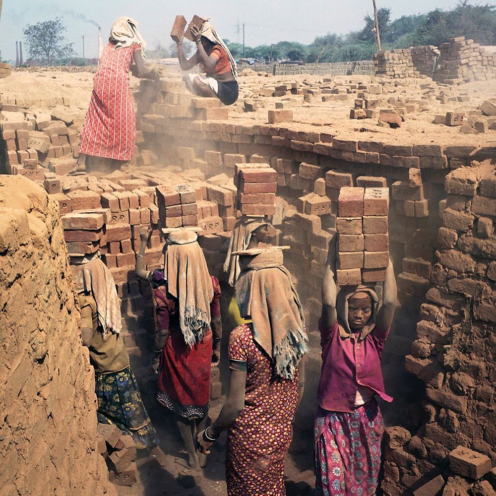 08 maart 2018: Photo and words by @renaeffendiphoto (Rena Effendi) | Where Mahatma Gandhi once walked his famous Salt March to protest the British rule and fight for equality, tribal women in Gujarat, India, are still weighed down by poverty. At a brick kiln they earn less than $3 a day. The brick industry is the second largest industry in India. Nearly 50% of the workforce is female, and their wages are just half of what the male workers earn. Carrying heavy loads of bricks while coated in dust, these seasonal women workers have very poor access to healthcare and are paid even less than others because of their tribal origin. In this day and age, inequality of pay still persists between women and men, as well as various ethnicities at all levels of society around the world. 
#PressforProgress #InternationalWomensDay #IWD2018 #WomensHistoryMonth #NatGeoWomen 
