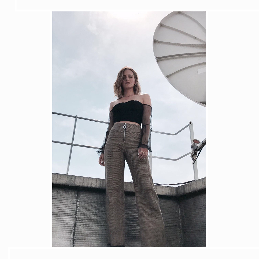 23 juni 2017: Le Bristol makes its own honey on the roof! 🇫🇷 🐝 ❤ 
The @edun trousers are created by artisans in Burkina Faso, featuring a zipper made from recycled brass. EDUN is building long-term, sustainable growth opportunities by supporting manufacturers, community-based initiatives and partnering with African artists and artisans.
Top is @breelayneofficial and made in downtown LA by local artisans from mesh and lined in silk. Both materials were leftovers discarded by other designers, and were bought to recycle and repurpose in new garments. For every item sold, a tree is planted.
Bag made in a family-owned factory in Alicante, Spain by @m2malletier. The factory was opened in 1981 by shoe designer Jaime Romero and his wife. Today, 25 artisans from the local town of Sax work in the factory and have been working there for at least 15 years. Everything is handcrafted using skills and traditions which have been passed down generations.
Shoes @creaturesofcomfort, crafted in a small factory just outside of Florence. Creatures of Comfort recently participated in #womentogether and #whyimarch campaigns donating a portion of its proceeds to Planned Parenthood and the ACLU and SPL Center. The brand is also participating in a campaign headed by Women for Women International that supports women in war zones.
@shiffonco jewellery made in New York City. Half the profit from Shiffon's pinky ring collection and 10% of profits from all other Shiffon products directly fund seed grants for female entrepreneurs and companies that promote the well-being of women. Through partnering with One Young World, Shiffon has been able to reach a growing group of young innovators across the globe.
All fashion info verified by @ecoage 
All beauty brands are cruelty-free and formulated using both natural, mineral and organic ingredients.
Beauty info verified by @contentbeauty

